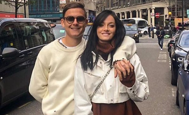 Cuối tháng 3/2020, Paulo Dybala và bạn gái Oriana Sabatini đã nhiễm COVID-19.