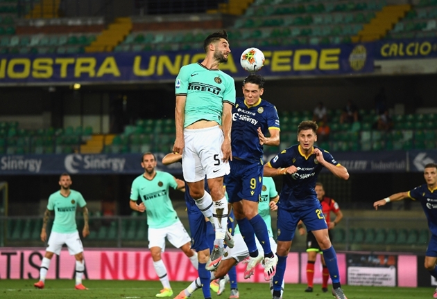 Bị dẫn trước từ rất sớm, Inter Milan đã tràn lên tấn công. Hàng loạt cơ hội nguy hiểm được tạo ra trước khung thành của Hellas Verona.