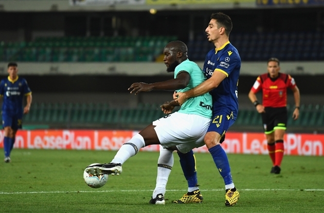 Mặc dù vậy, phần lớn những pha dứt điểm của Romelu Lukaku và các đồng đội đều không chính xác. Hiệp 1 khép lại với tỉ số 1-0 nghiêng về đội chủ nhà Verona.
