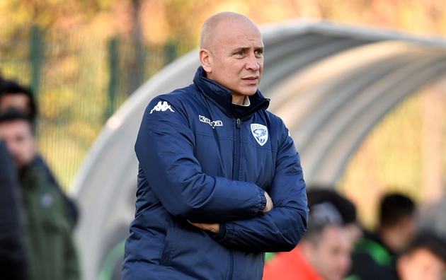Serie A 2019 - 2020 cũng chứng kiến 12 HLV phải nhận trát sa thải. Trong đó, riêng Eugenio Corini đã phải 2 lần đón nhận điều này ở Brescia.
