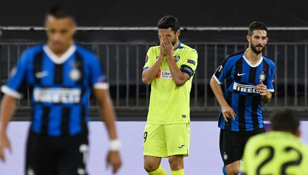 Mặc dù vậy, từ khoảng cách 11 mét, Jorge Molina Vidal lại đưa bóng đi ra ngoài khung thành của Samir Handanovic.