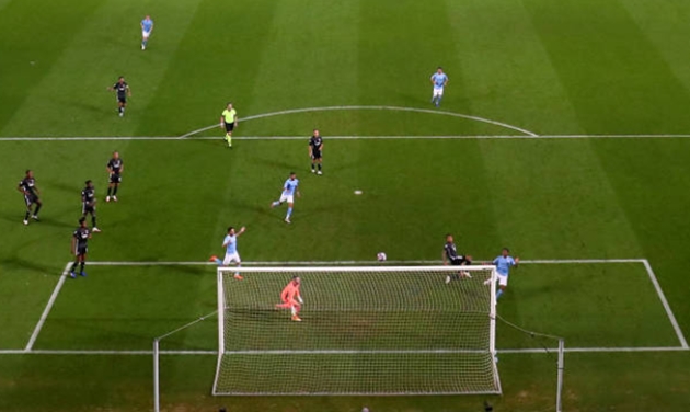 Phút thứ 86, Gabriel Jesus có pha căng ngang hoàn hảo, loại bỏ toàn bộ hàng phòng ngự của Olympique Lyon. Tuy nhiên, ở trong vùng cấm địa của đối thủ, Raheem Sterling lại đưa bóng bay lên trời.
