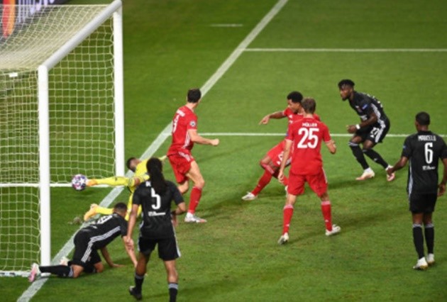 Serge Gnabry dễ dàng sút tung lưới Anthony Lopes.