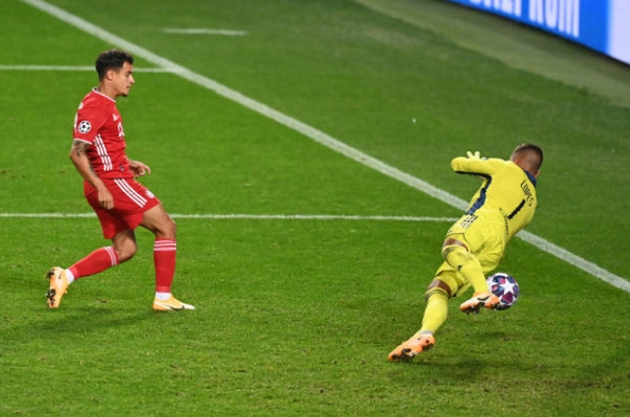 Philippe Coutinho đưa bóng vào lưới Anthony Lopes.