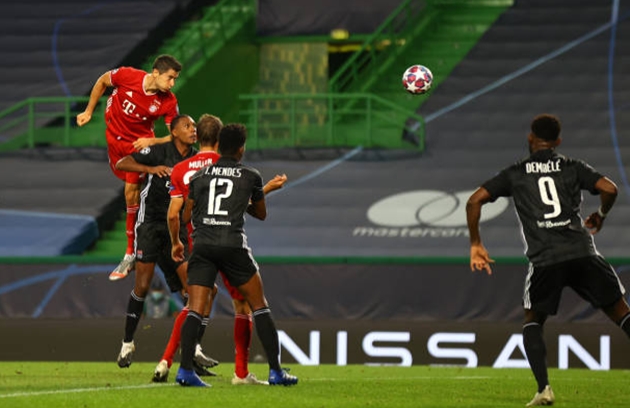 Pha đánh đầu của Lewandowski.