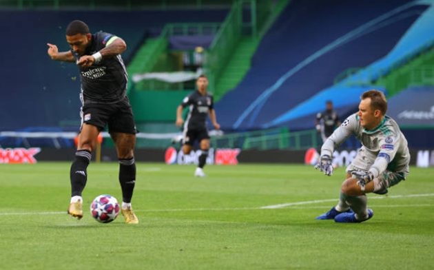 Memphis Depay không thể tận dụng cơ hội để mở tỉ số.