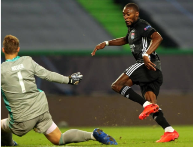 Ekambi không thể đánh bại Manuel Neuer.