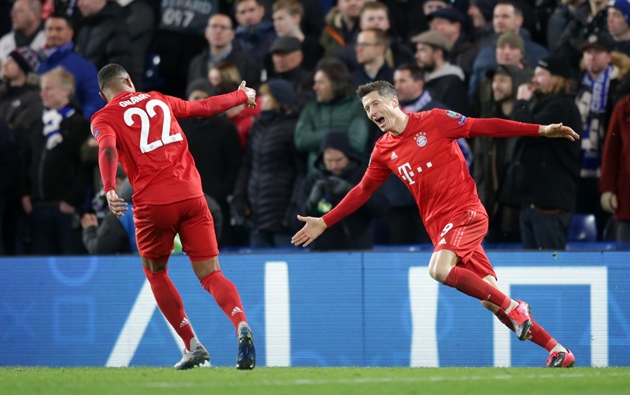 Sergej Gnabry ăn mừng cùng Robert Lewandowski sau bàn thắng mở tỉ số.