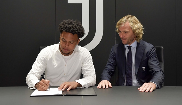 Tiền vệ phải: Weston McKennie (Juventus). Chuyển đến Allianz từ Schalke 04 trong một bản hợp đồng cho mượn, ngôi sao người Mỹ nhanh chóng gây ấn tượng với HLV Andrea Pirlo và được sử dụng ở cả hai trận đấu đầu tiên của "Bà đầm già" tại Serie A.