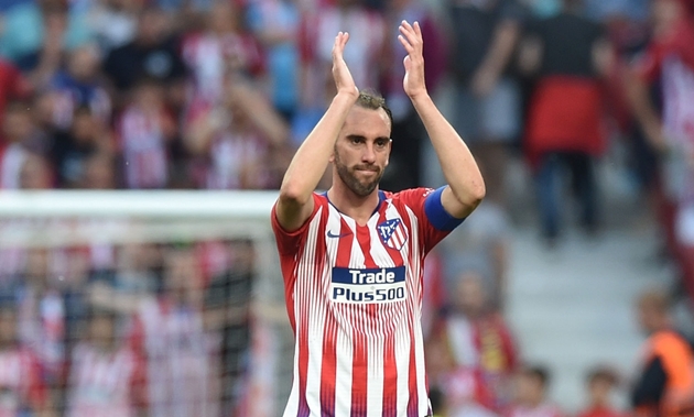 10. Diego Godin: Trung vệ người Uruguay chuyển đến Atletico Madrid từ Villarreal vào năm 2010 với giá 8 triệu euro. Sau 389 trận trong màu áo Los Rojiblancos, anh đã giành được 8 danh hiệu.