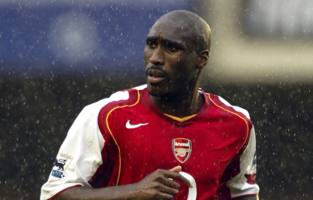 9. Sol Campbell: Cựu cầu thủ người Anh đã gây tranh cãi khi gia nhập Arsenal từ Tottenham theo dạng chuyển nhượng tự do vào năm 2001. Trong màu áo The Gunners, anh ra sân 210 trận và giành 4 danh hiệu.