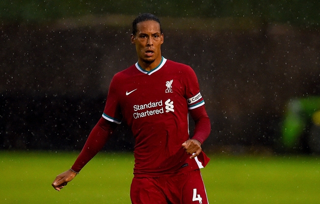 8. Virgil van Dijk: Liverpool đã phải bỏ ra hơn 76 triệu bảng để đưa Van Dijk về Anfield từ Southampton vào năm 2018. Sau hơn 2 mùa giải khoác áo The Kop, trung vệ người Hà Lan đã giành được 4 danh hiệu, trong đó có 1 Champions League và 1 Premier League.