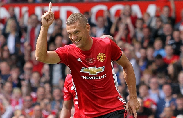 6. Nemanja Vidic: Năm 2005, ban lãnh đạo Manchester City đã chi 10,5 triệu euro để đưa Vidic về Old Trafford. Trước khi chia tay Red Devils vào năm 2014, anh đã ra sân 300 trận và giành 15 danh hiệu.