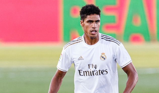 4. Rafael Varane: Real Madrid chỉ phải bỏ ra 10 triệu euro để đưa trung vệ người Pháp rời Lens. Sau 9 năm, Varane đã có 18 lần lên đỉnh vinh quang cùng Los Blancos.