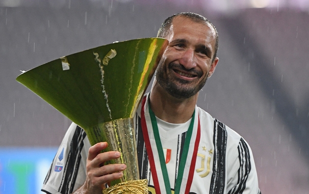 3. Giorgio Chiellini: "Lão tướng" 36 tuổi đã có 16 năm cống hiến cho Juventus và giành được 18 danh hiệu. Anh là người đầu tiên trong lịch sử Serie A sở hữu 9 Scudetto liên tiếp. Ít ai biết rằng Bianconeri chỉ phải bỏ ra 7,7 triệu euro để đưa Giorgio về Delle Alpi.