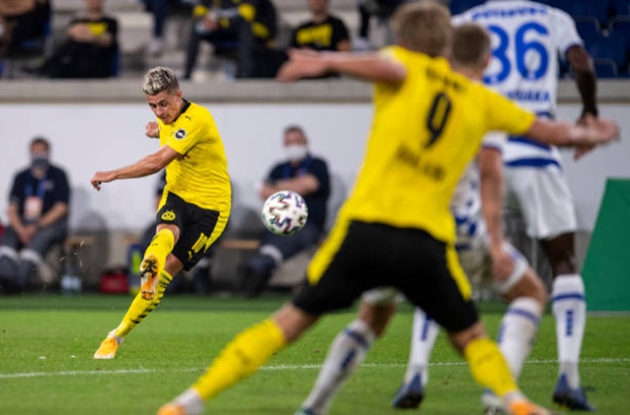 Từ chấm sút phạt, Thorgan Hazard đã lập 1 siêu phẩm, khiến thủ môn Leo Weinkauf bất lực.