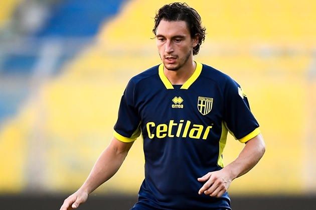 Matteo Darmian từng là học trò cưng của Antonio Conte ở đội tuyển Italia. Cựu sao Manchester United có thể chơi tốt ở 2 hành lang cánh.