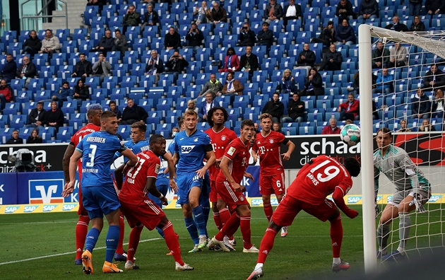 Phút thứ 16, thảm họa dành cho Bayern Munich bắt đầu. Từ 1 tình huống đá phạt góc, Alphonso Davies đánh đầu phản lưới nhà, giúp Hoffenheim mở tỷ số.