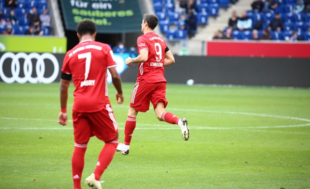 Đến phút 57, Bayern Munich vẫn đang gặp bế tắc. HLV Hans-Dieter Flick quyết định tung Robert Lewandowski vào sân.