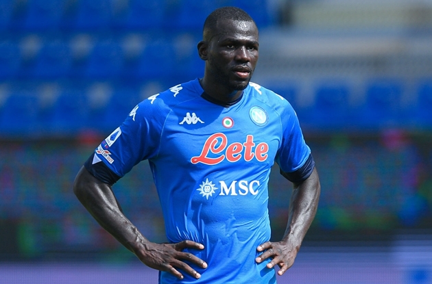 =6. Kalidou Koulibaly: 65 triệu euro. Trung vệ người Senegal có dấu hiệu chững lại trong mùa giải 2019 - 2020. Mặc dù vậy, anh vẫn được Manchester City, Liverpool quan tâm.
