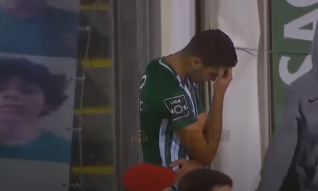 Sau nhiều nỗ lực tìm kiếm bàn thắng, thầy may mắn đã mỉm cười với AC Milan. Phút 120+1, Toni Borevkovic để bóng chạm tay trong vòng cấm và phải nhận thẻ vàng thứ 2.