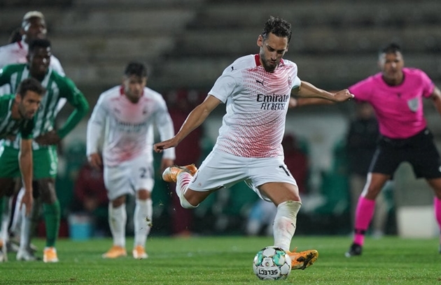 Rossoneri được hưởng 1 quả phạt đền. Từ khoảng cách 11 mét, Hakan Calhanoglu dễ dàng sút tung lưới Rio Ave, đưa trận đấu bước vào loạt penalty cân não.