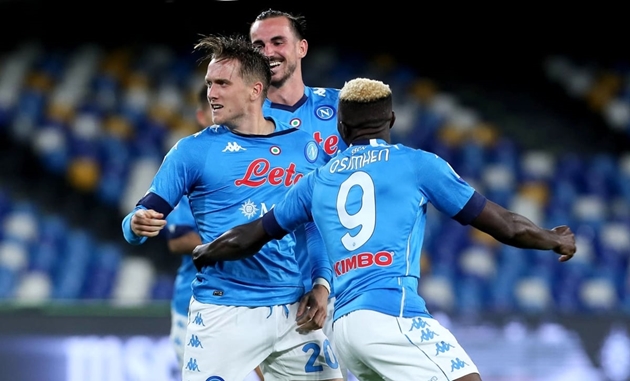Ít ngày sau, Napoli cũng xác nhận rằng Piotr Zielinski và Elif Elmas đã nhiễm virus Corona.