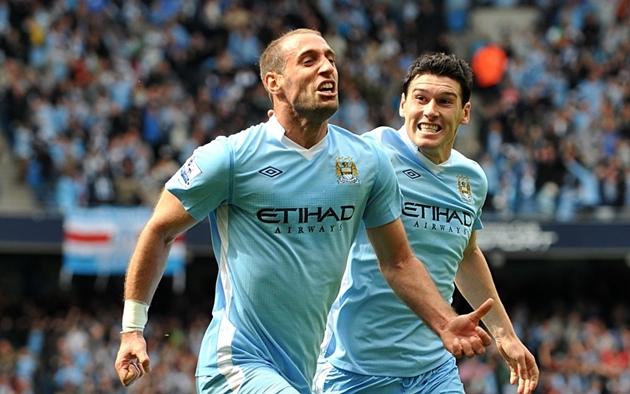 Hậu vệ phải: Pablo Zabaleta. "Lão tướng" người Argentina gắn bó với The Citizens trong 9 mùa giải và giành được 2 danh hiệu Premier League.