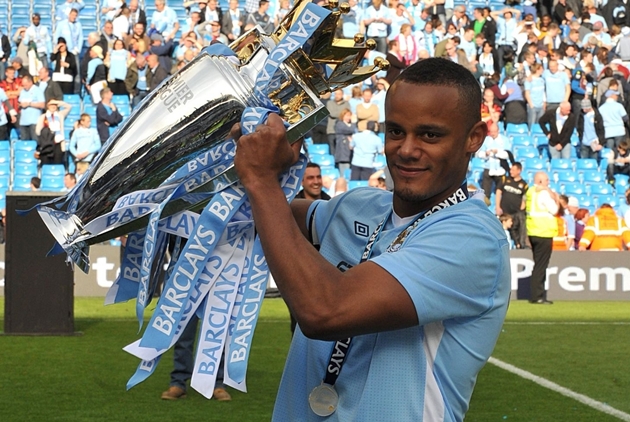 Trung vệ: Vincent Kompany. Cựu cầu thủ người Bỉ đã cùng Manchester City 4 lần bước lên ngôi vị cao nhất. Không chỉ là 1 trung vệ đẳng cấp, Kompany còn cho thấy bản lĩnh của 1 thủ quân mẫu mực.