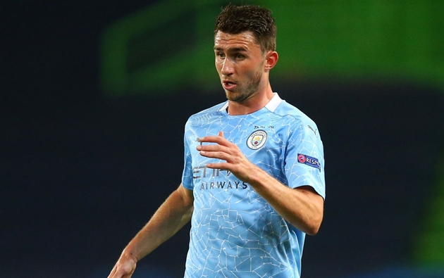 Trung vệ: Aymeric Laporte. Nhiều người sẽ cảm thấy bất ngờ khi chàng trai người Pháp xuất hiện trong đội hình này. Tuy nhiên, nếu nhìn lại những con số thống kê, không ai xứng đáng để được đá cặp với Kompany hơn Laporte.