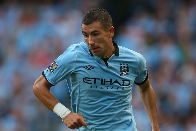 Hậu vệ trái: Aleksandar Kolarov. Cầu thủ người Serbia đã có 7 năm cống hiến cho Manchester City, mang về 2 danh hiệu Premier League.