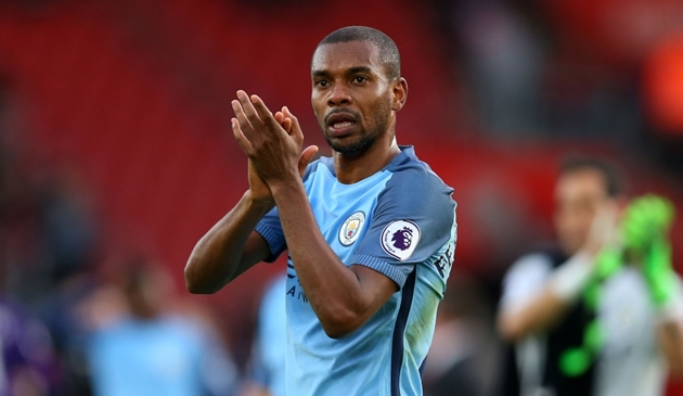 Tiền vệ trung tâm lệch phải: Fernandinho. Ở tuổi 35, "lão tướng" người Brazil vẫn đang được HLV Pep Guardiola trọng dụng. Điều đó đã cho thấy vai trò của anh quan trọng như thế nào.
