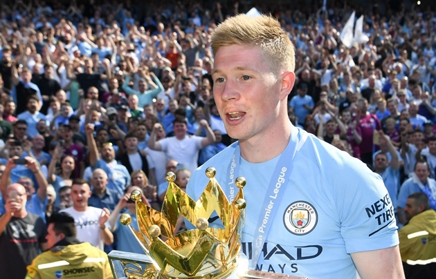 Tiền đạo phải: Kevin de Bruyne. Cầu thủ 29 tuổi đã có 3 lần được bầu chọn là cầu thủ xuất sắc nhất mùa giải của Manchester City. Vậy nên, anh xứng đáng xuất hiện trong đội hình này.
