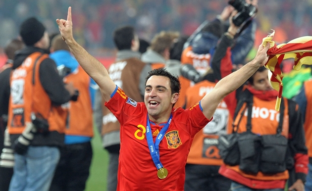 Tiền vệ công lệch phải: Xavi Hernandez. Đẳng cấp của Xavi đã góp phần giúp Barcelona và La Roja mở ra kỷ nguyên thống trị bóng đá châu Âu.