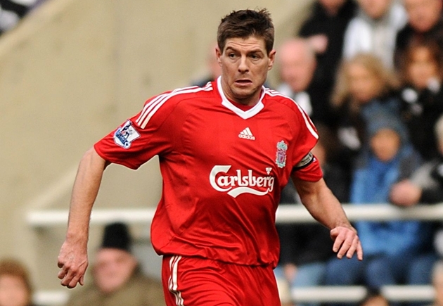 Tiền vệ công: Steven Gerrard. Đã có 1 thời, những bàn thắng của Liverpool đến theo 1 công thức duy nhất, đó là "Gerrard kiến tạo - Torres dứt điểm".