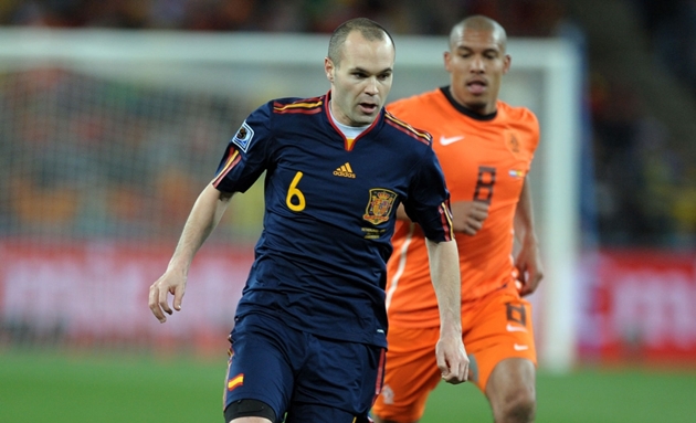 Tiền vệ công lệch trái: Andres Iniesta. Cựu sao Barcelona là người đã dứt điểm tung lưới đội tuyển Hà Lan, giúp Fernando Torres có được chức vô địch World Cup.