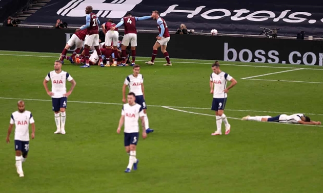Ảnh bài viết Cà khịa chưa đúng lúc, CĐV Tottenham nhận gạch đá từ dàn sao West Ham