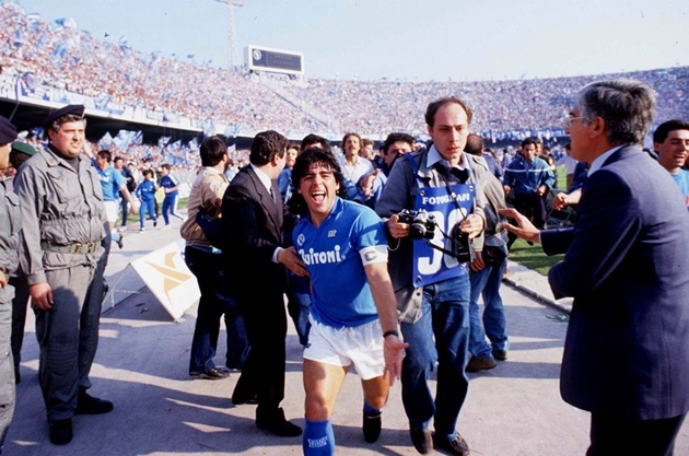 Diego Maradona trong ngày cùng Napoli giành Scudetto năm 1987.