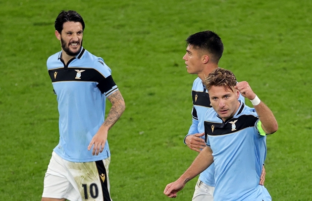 Mặc dù vậy, Lazio vẫn đang phải xếp sau Borussia Dortmund. Tấm vé vào vòng 16 đội cũng chưa chắc chắn thuộc về Biancocelesti bởi khoảng cách giữa họ và Club Brugge chỉ là 1 điểm.