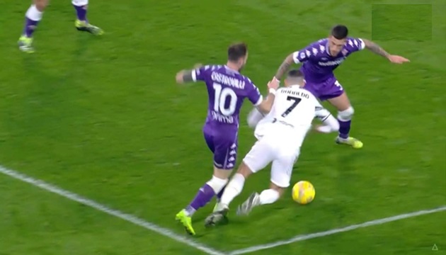 Cristiano Ronaldo và Federico Bernardeschi từng bị các cầu thủ Fiorentina phạm lỗi trong vòng cấm nhưng vị trọng tài 37 tuổi vẫn không cho Juventus được hưởng phạt đền.