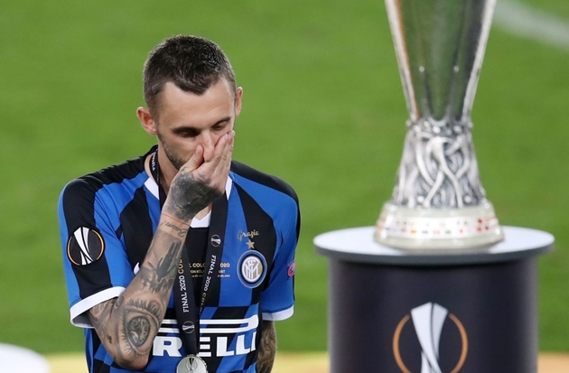 4. Marcelo Brozovic: Tiền vệ sinh năm 1992 từng chơi rất hay ở vị trí "mỏ neo" trong sơ đồ 3-5-2 của Antonio Conte. Tuy nhiên, anh không thể thích nghi với sơ đồ 3-4-1-2 ở mùa giải này.