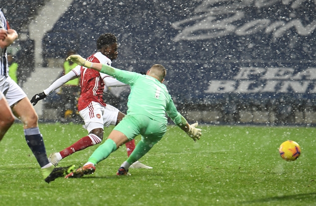 Sau đó, Arsenal dễ dàng có thêm 3 bàn thắng nữa nhờ công của Bukayo Saka và Alexandre Lacazette (2 bàn).