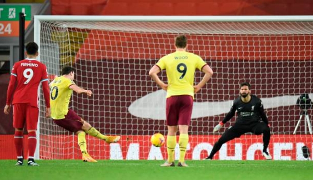 Phút 83, Ashley Barnes đánh bại Alisson Becker trên chấm 11 mét, giúp Burnley đánh bại nhà ĐKVĐ với tỷ số tối thiểu.