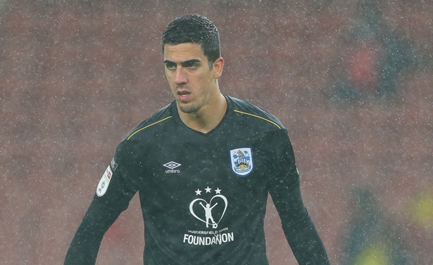 2. Joel Pereira: Thủ môn người Bồ Đào Nha mới chỉ ra sân 1 trận trong màu áo Huddersfield Town nhưng lại để thủng lưới đến 4 bàn. Hợp đồng của anh với Red Devils cũng sẽ hết hạn vào tháng 6 sắp tới.