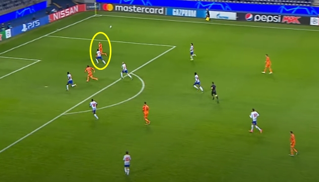 Một trong những tình huống đáng chú ý của Cristiano Ronaldo đã đến ở phút 90+4, khi tỷ số đang là 2-1 nghiêng về FC Porto.