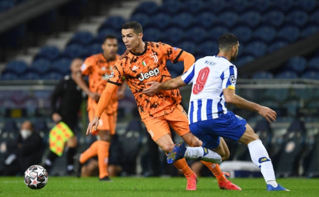 Ở trận đấu này, Cristiano Ronaldo đã sát cánh cùng Dejan Kulusevski trên hàng công của Juventus. Tiền đạo người Bồ Đào Nha bị các cầu thủ FC Porto chăm sóc rất kỹ.