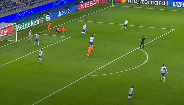 Trong nỗ lực đón đường bóng dài của Matthijs de Ligt, CR7 đã bị Zaidu Sanusi phạm lỗi trong vòng cấm của FC Porto. Tuy nhiên, trọng tài Carlos del Cerro Grande lại không cho Juventus được hưởng phạt đền.