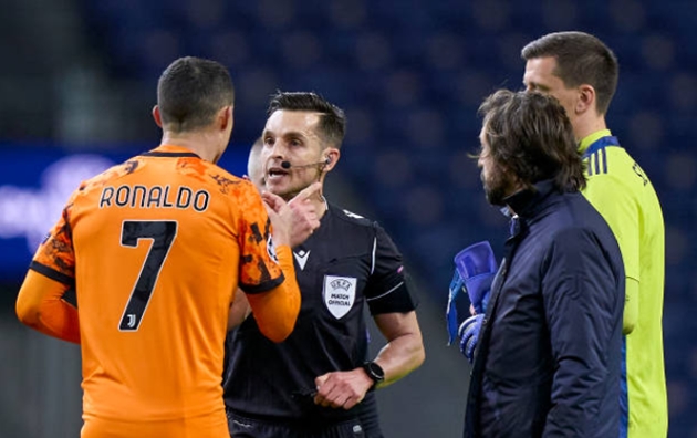 Sau khi tiếng còi mãn cuộc vang lên, CR7 đã tranh cãi gay gắt với vị trọng tài chính.