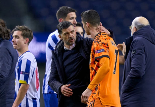 Mọi chuyện chỉ được giải quyết khi HLV Sergio Conceicao của FC Porto chủ động đến bắt tay CR7.
