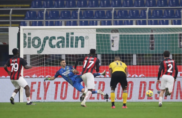 =4. AC Milan (mùa giải 2020-2021): 16 lần được hưởng penalty. Serie A mới trôi qua được 25 vòng đấu và chắc chắn số lần Rossoneri được hưởng phạt đền sẽ còn tăng thêm.
